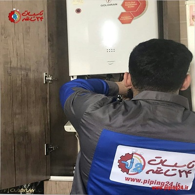تعمیرکار پکیج تاسیسات 24 ساعته در حال تعمیر پکیج گلدیران