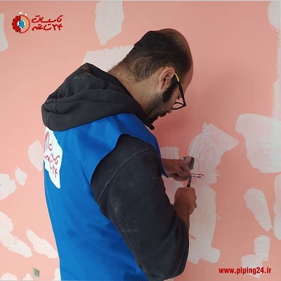 برقکار تاسیسات 24 ساعته در حال نصب و سیم کشی کلید تبدیل