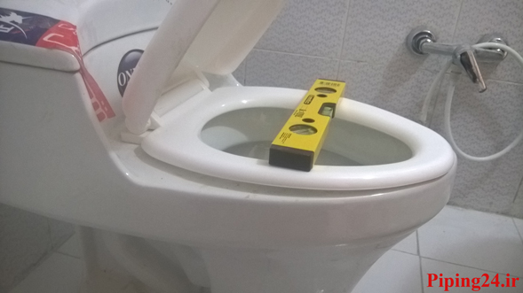 استفاده از تراز برای تنظیم توالت فرنگی