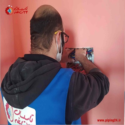مجری برقکار تاسیسات 24 ساعته در حال سیم کشی ساختمان