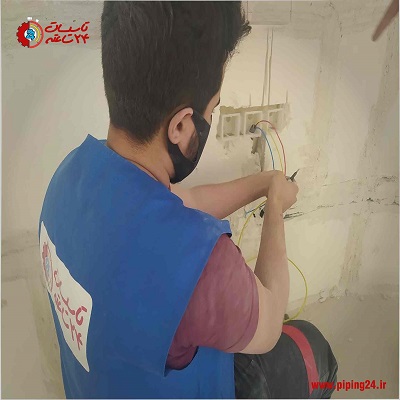 مجری برقکار تاسیسات 24 ساعته در حال سیم کشی ساختمان